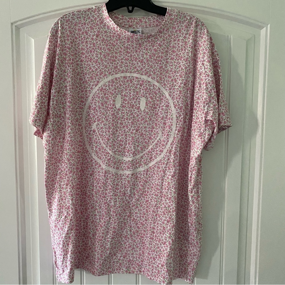 Cotton On size Medium relaxed boyfriend tee with a smily face